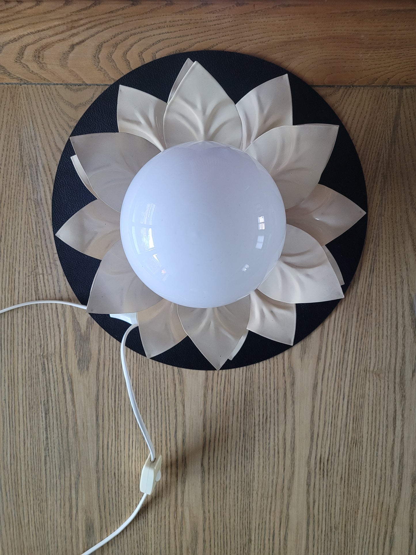 Lampe à poser fleur globe opaline - Ref 228