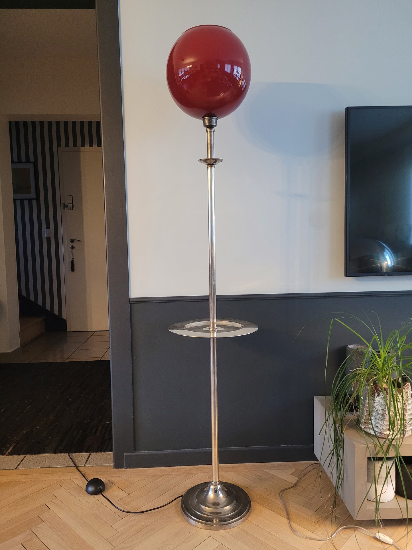 Lampadaire à plateau avec globe en verre opaline - Ref 251