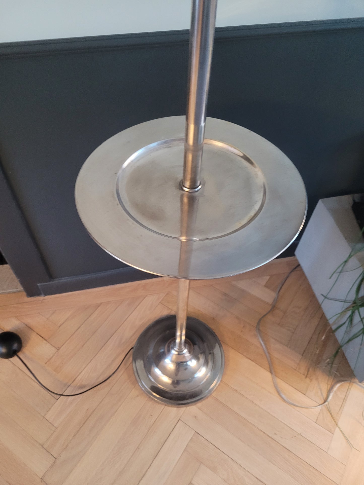 Lampadaire à plateau avec globe en verre opaline - Ref 251