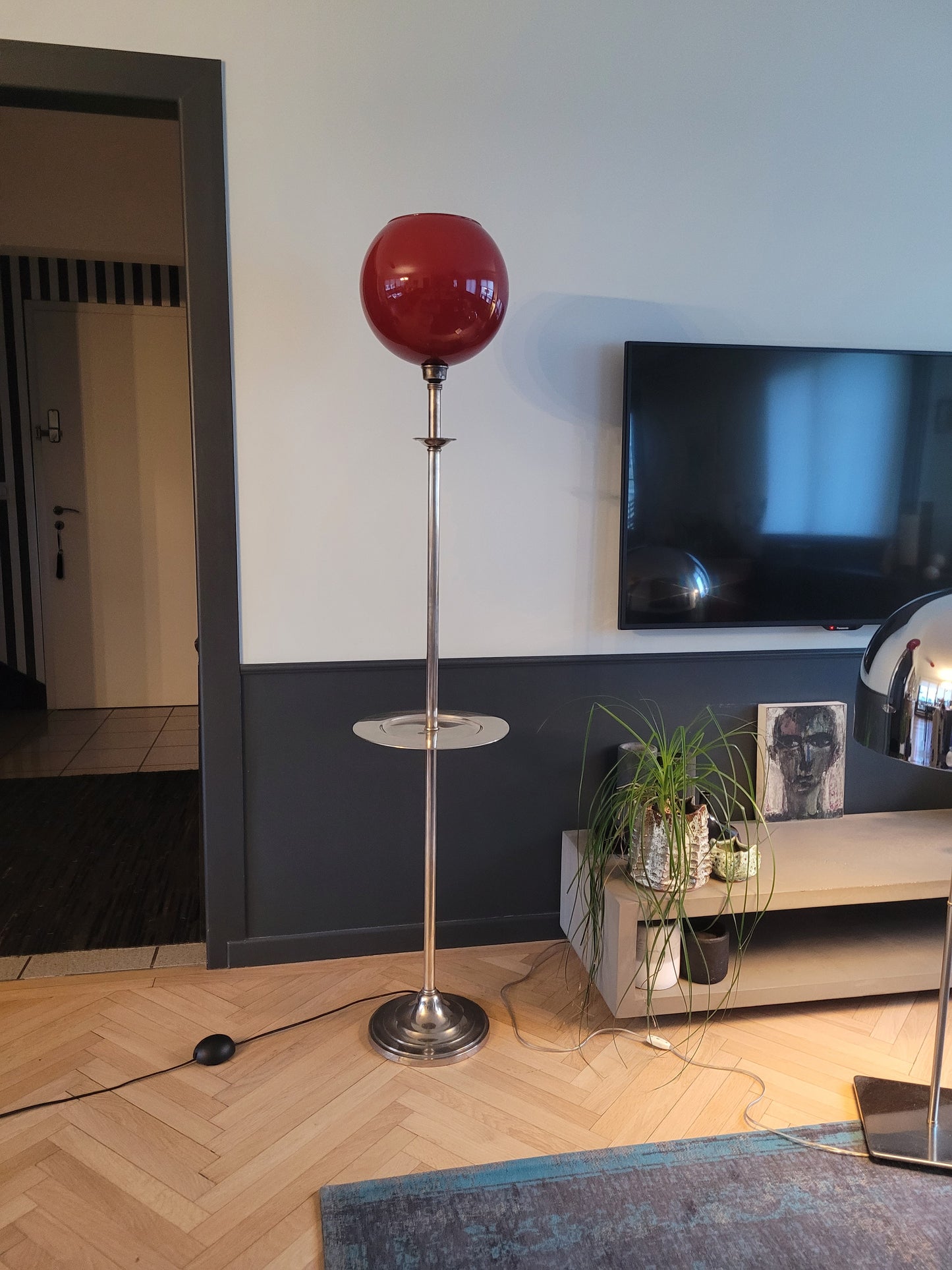 Lampadaire à plateau avec globe en verre opaline - Ref 251