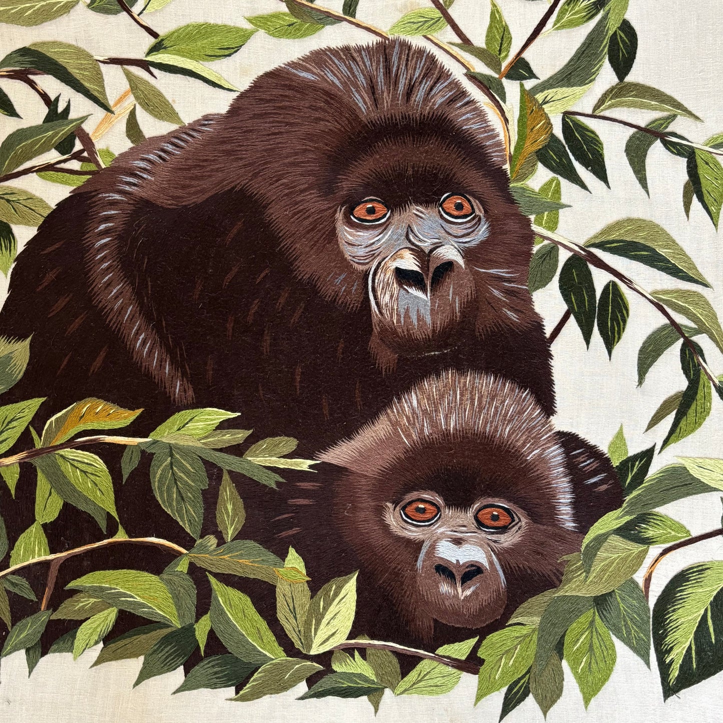 Broderie artisanale du Rwanda - Maman gorille et son bébé - Ref 1301
