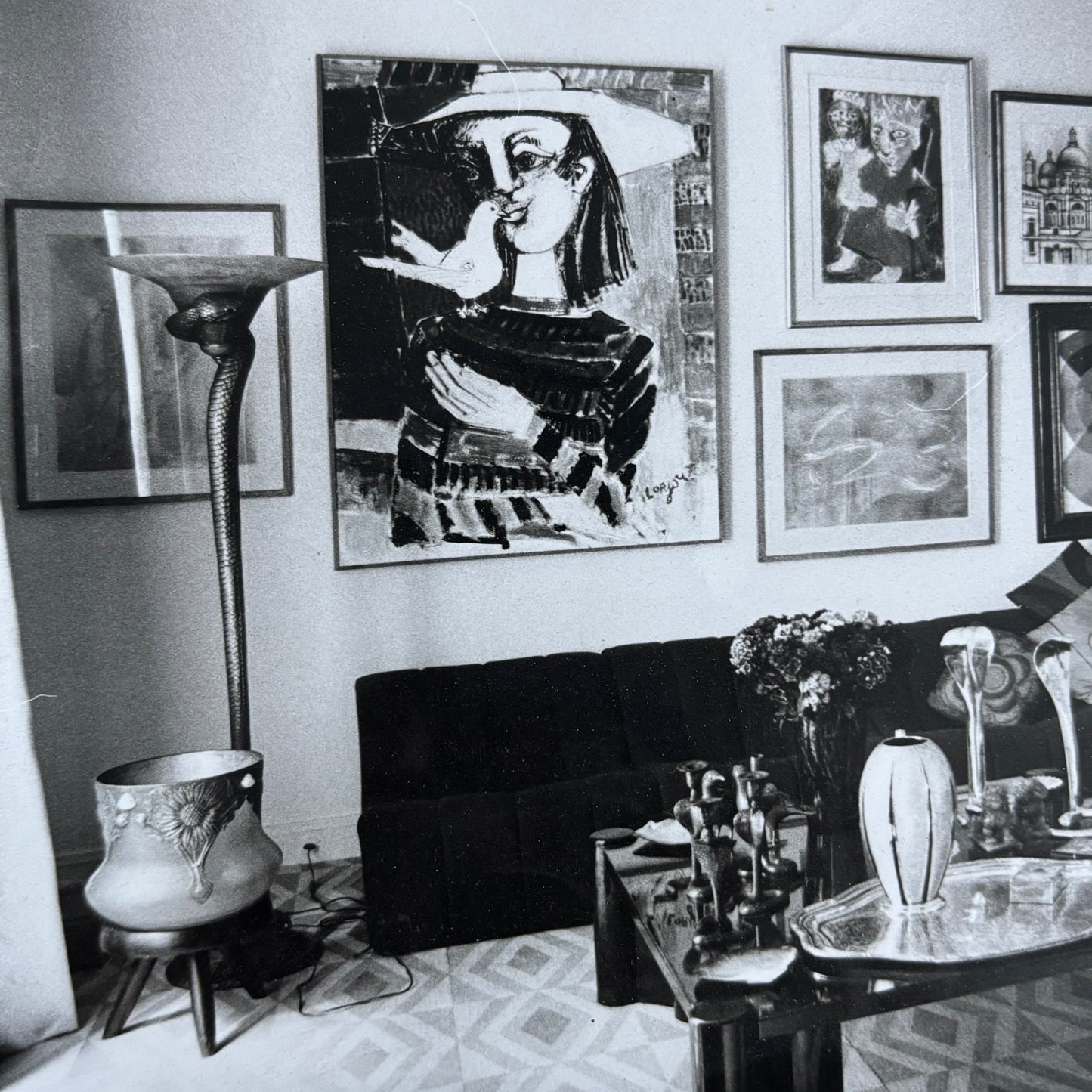 Photographie originale femme dans son salon entourée d’œuvres d’art - Ref 1284
