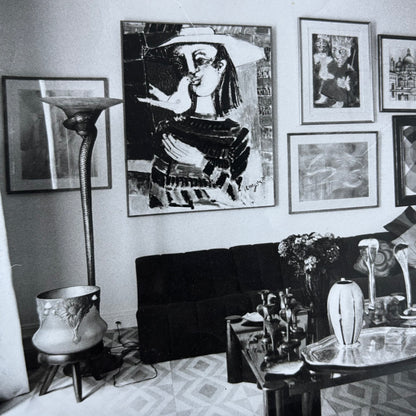 Photographie originale femme dans son salon entourée d’œuvres d’art - Ref 1284