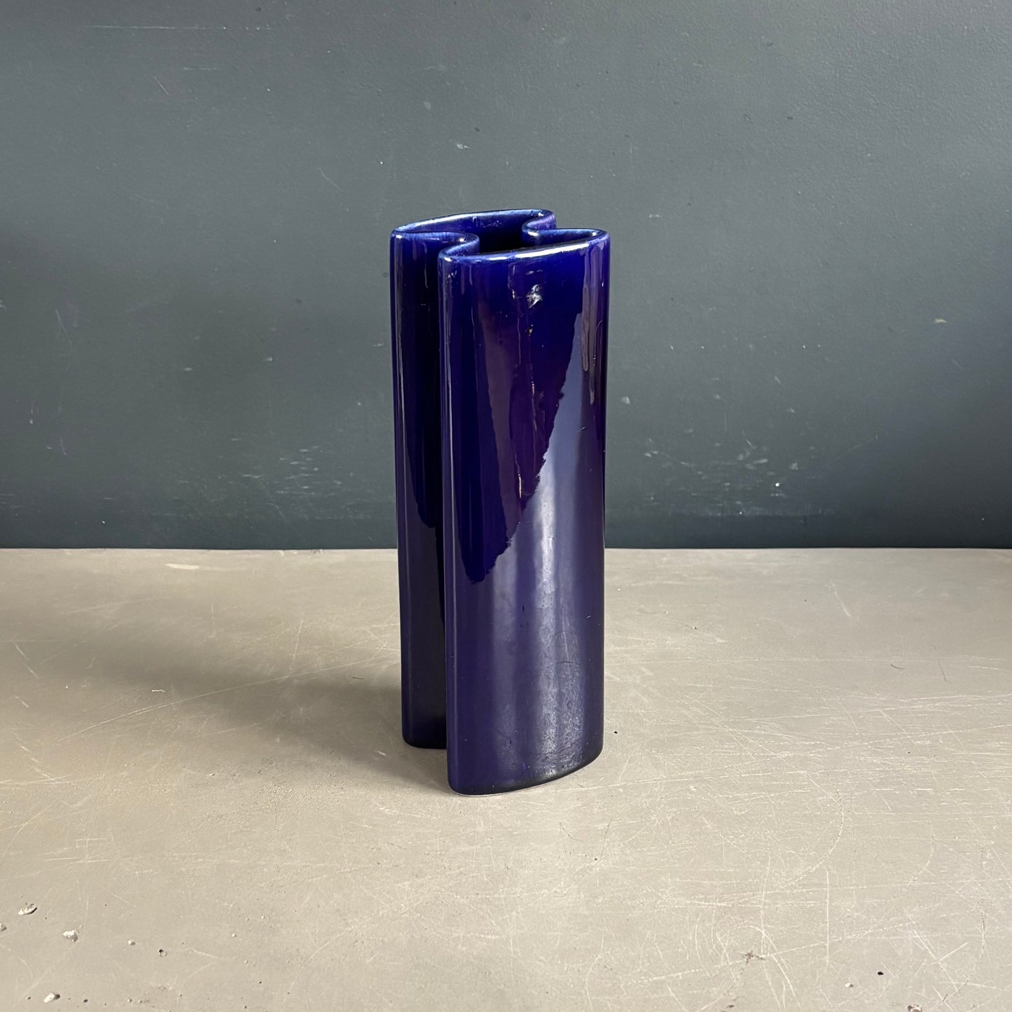 Vase vintage en céramique émaillée bleue Klein - Ref 1278