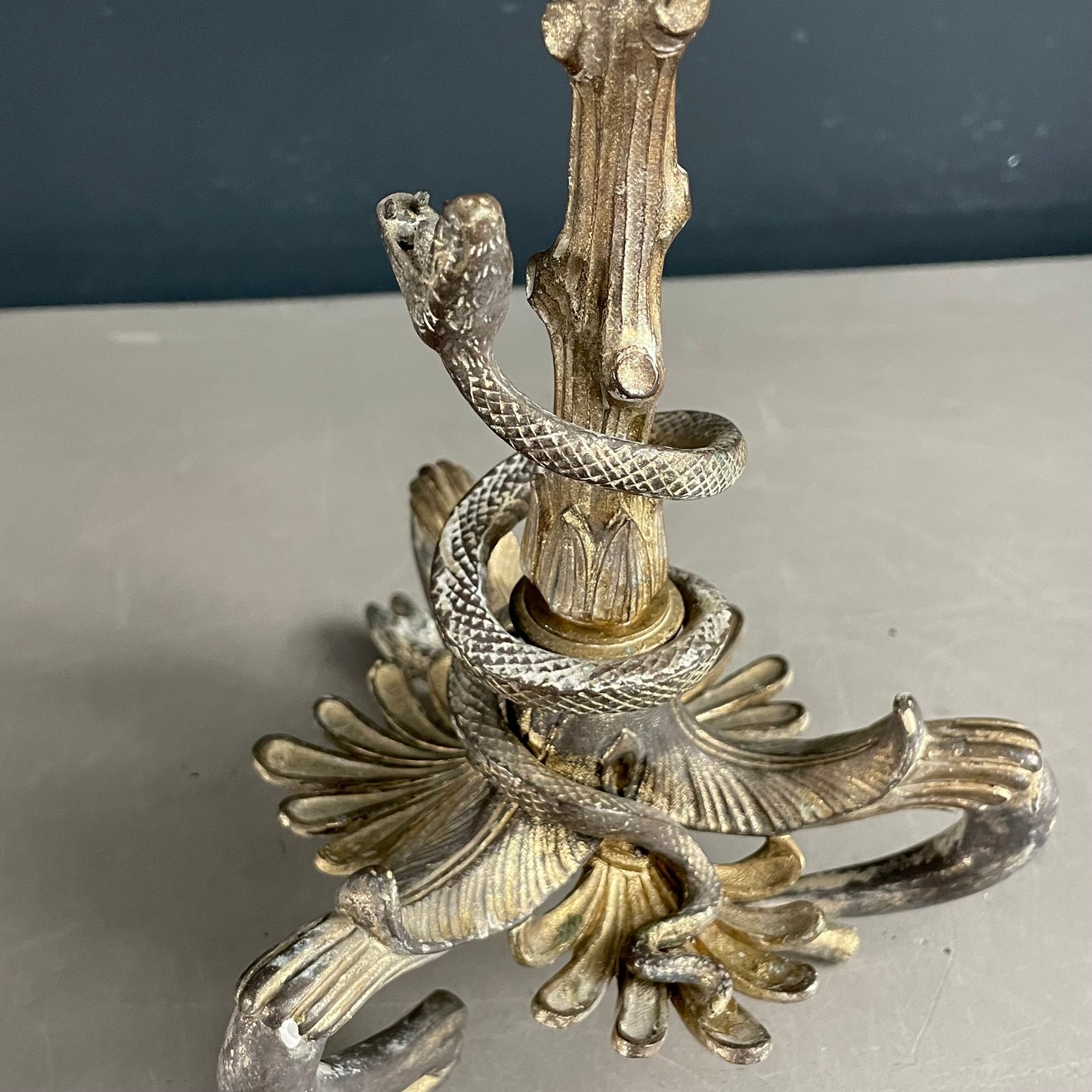 Bougeoir tripode en bronze doré serpent et souris - Ref 1183