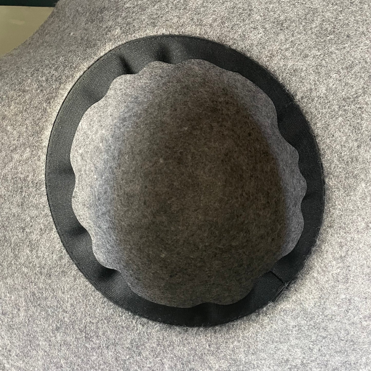 Chapeau en feutre avec broche - Ref 1065