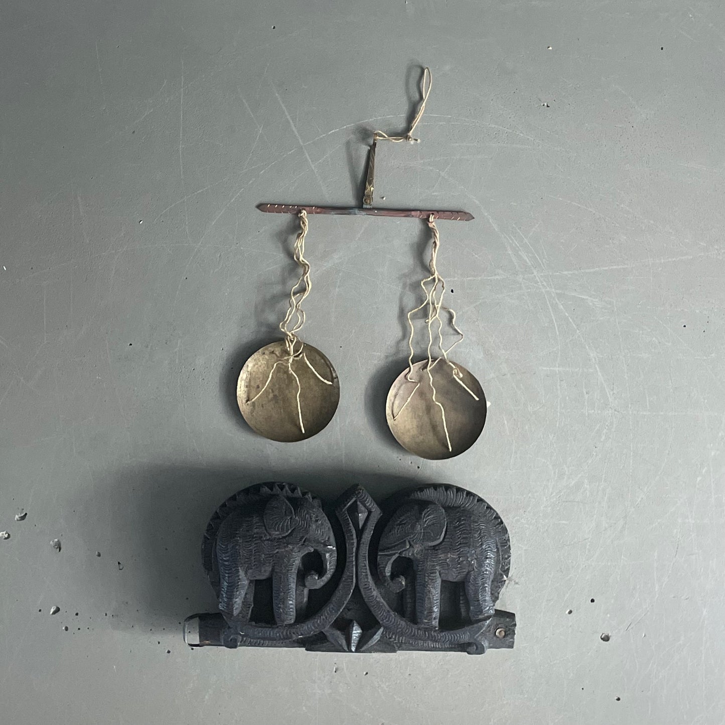 Balance traditionnelle indienne - boîte en bois sculptée éléphants - Ref 1142