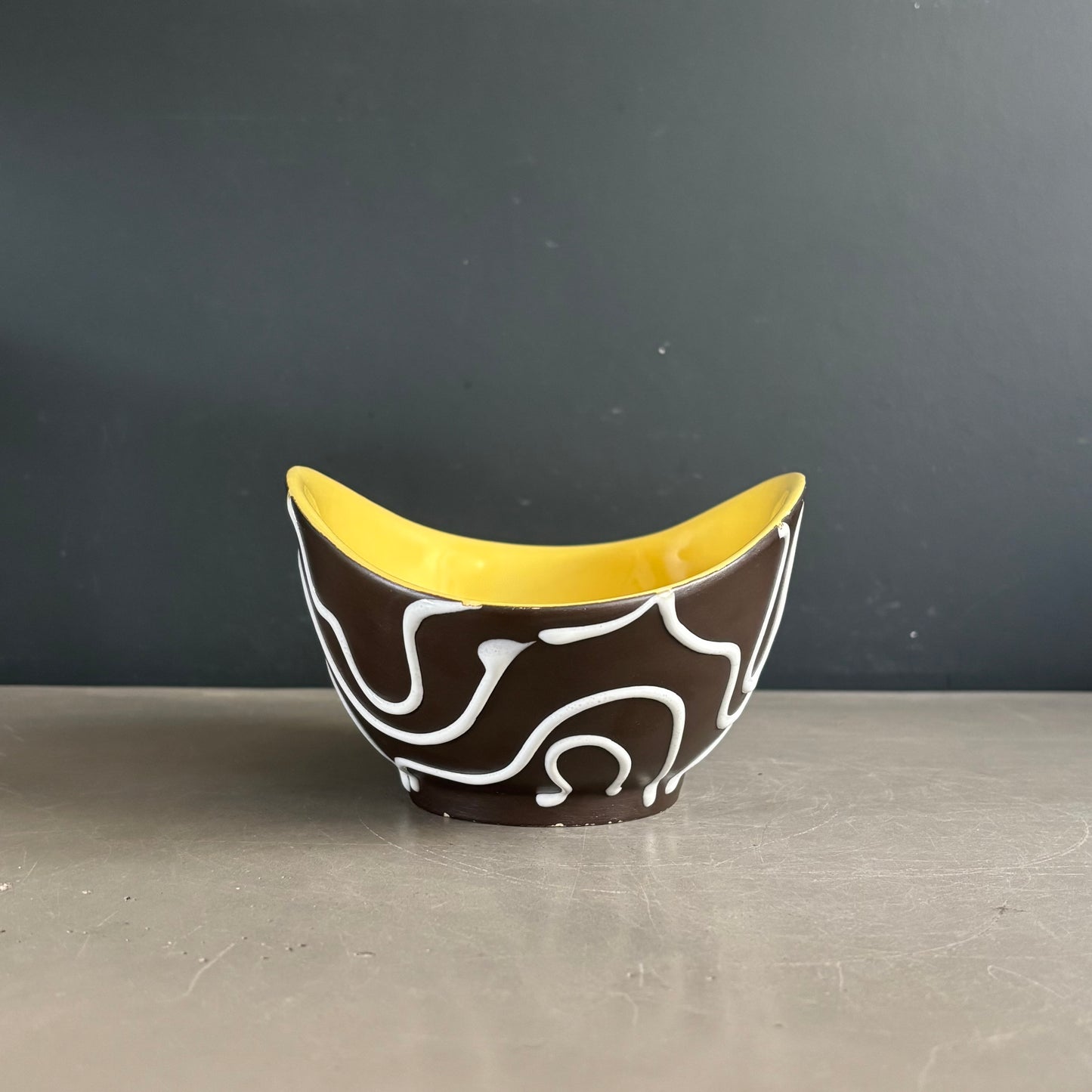 Bol apéritif en céramique jaune et noir, forme libre, West Germany - Ref 1216
