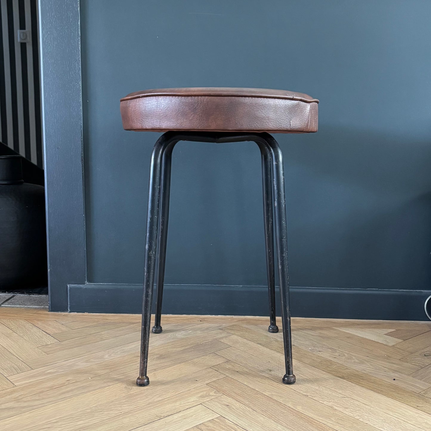 Tabouret vintage en simili marron - Ref 1233
