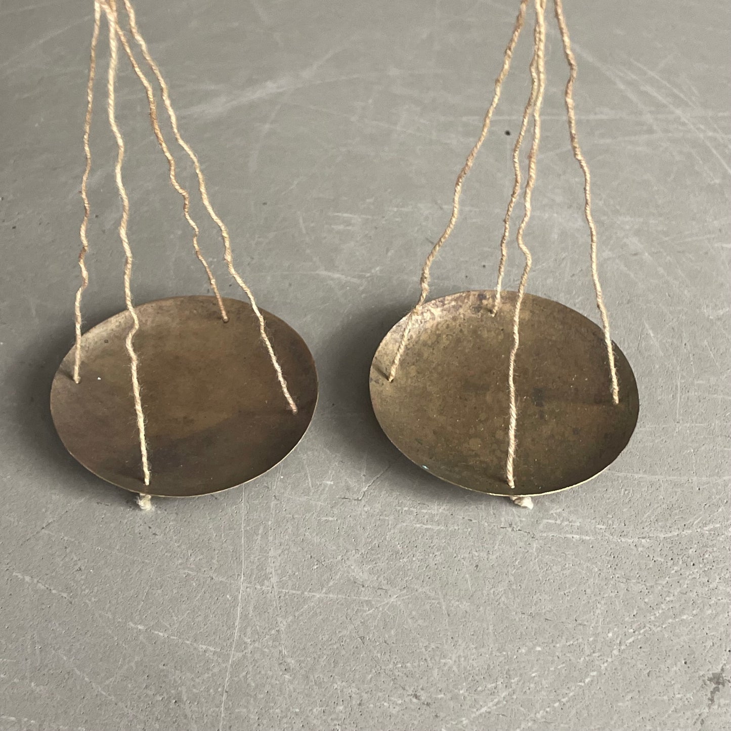 Balance traditionnelle indienne - boîte en bois sculptée éléphants - Ref 1142