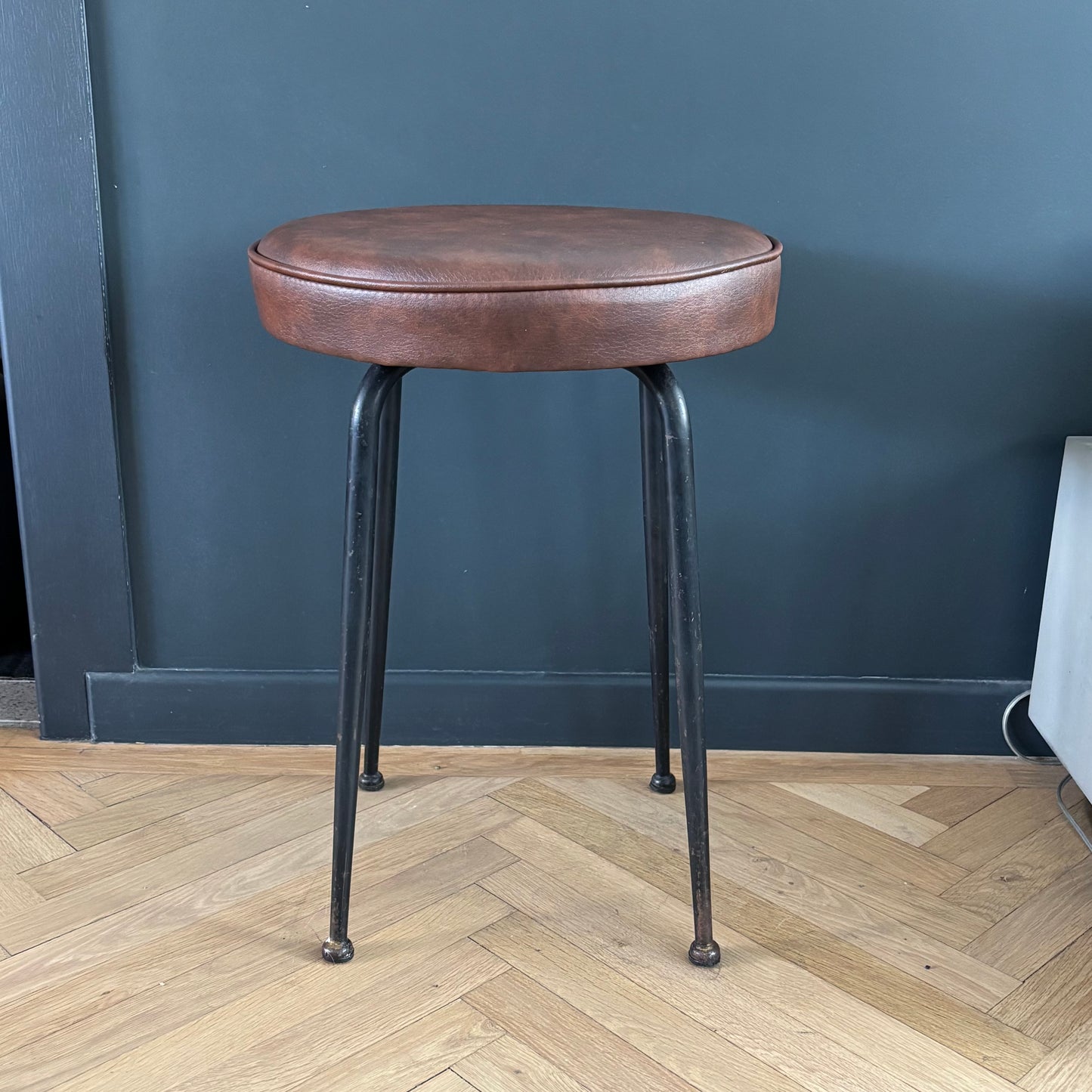 Tabouret vintage en simili marron - Ref 1233