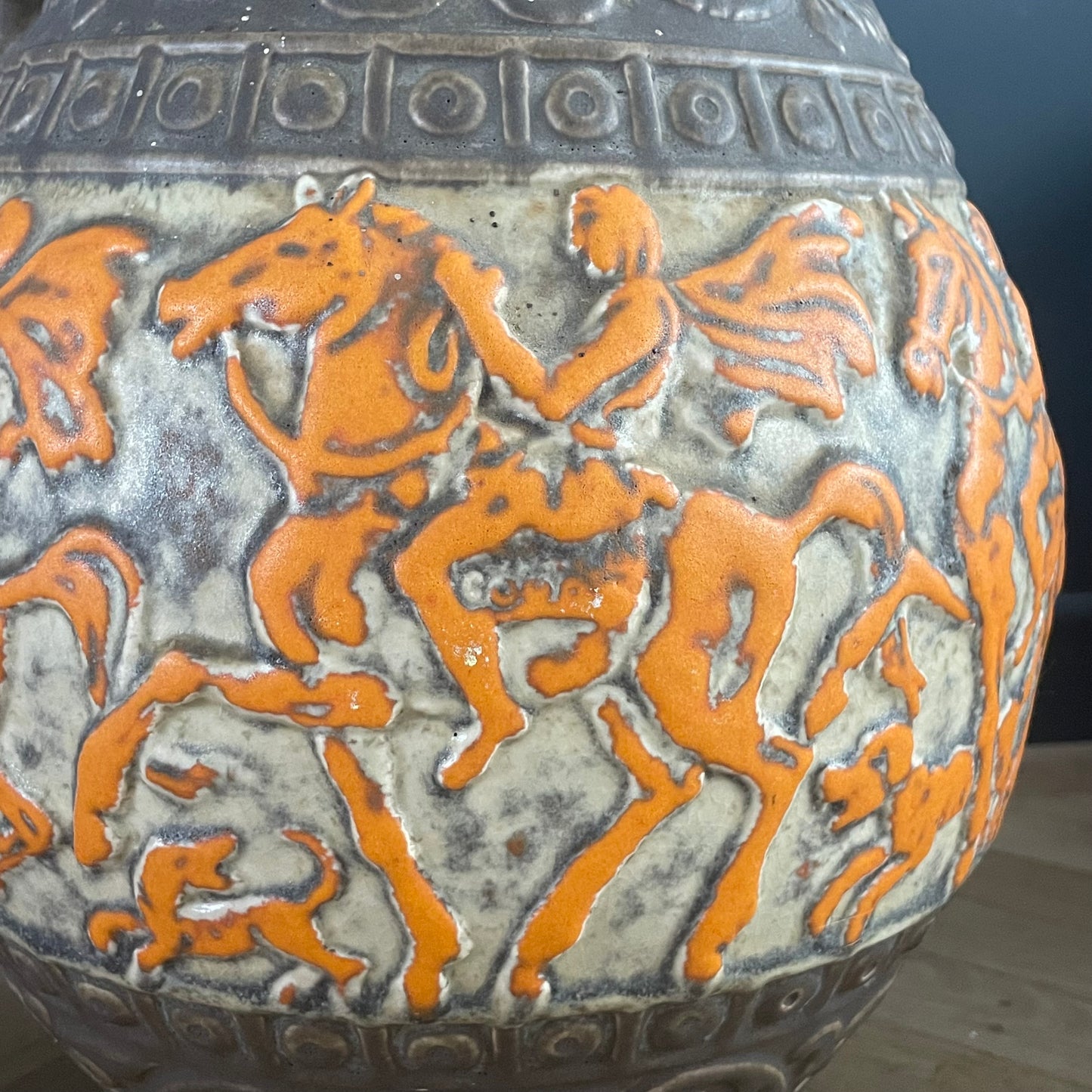 Grand vase de sol West Germany- motifs cavaliers oranges - Ref 1150
