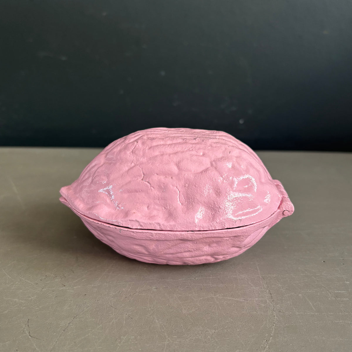 Casse-noix en fonte peinte en rose - Ref 1391