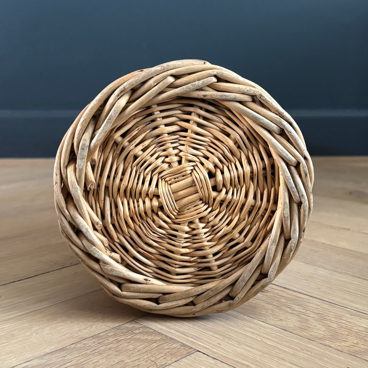 Bouteille en verre ambré dans son panier à poignée en osier - Ref 1232