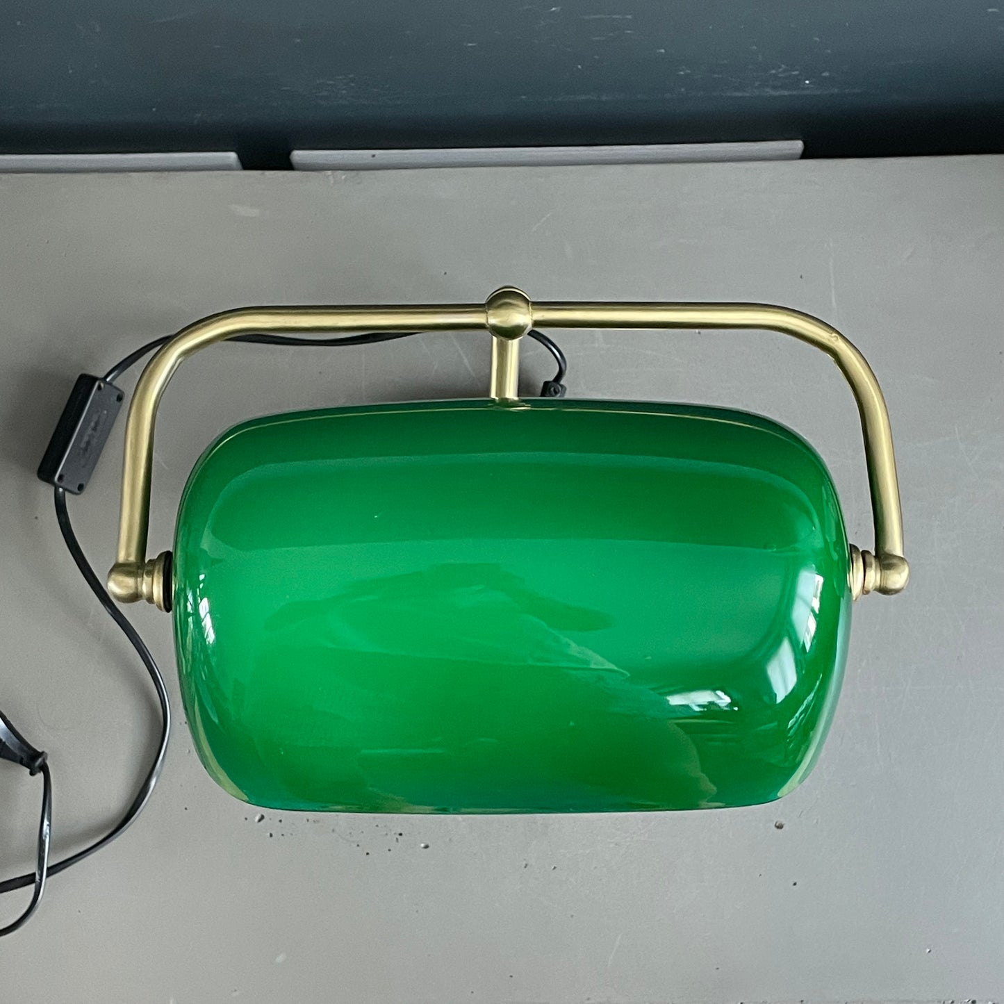 Lampe de bureau abat-jour en verre vert et pied en métal doré - Ref 1188