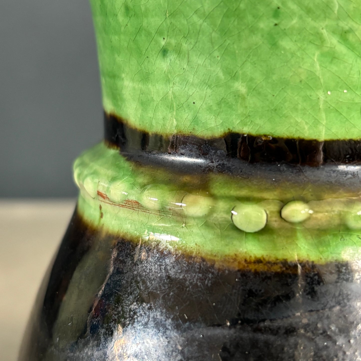 Vase bicolore en terre cuite émaillée - Artisanat savoyard - Ref 1272