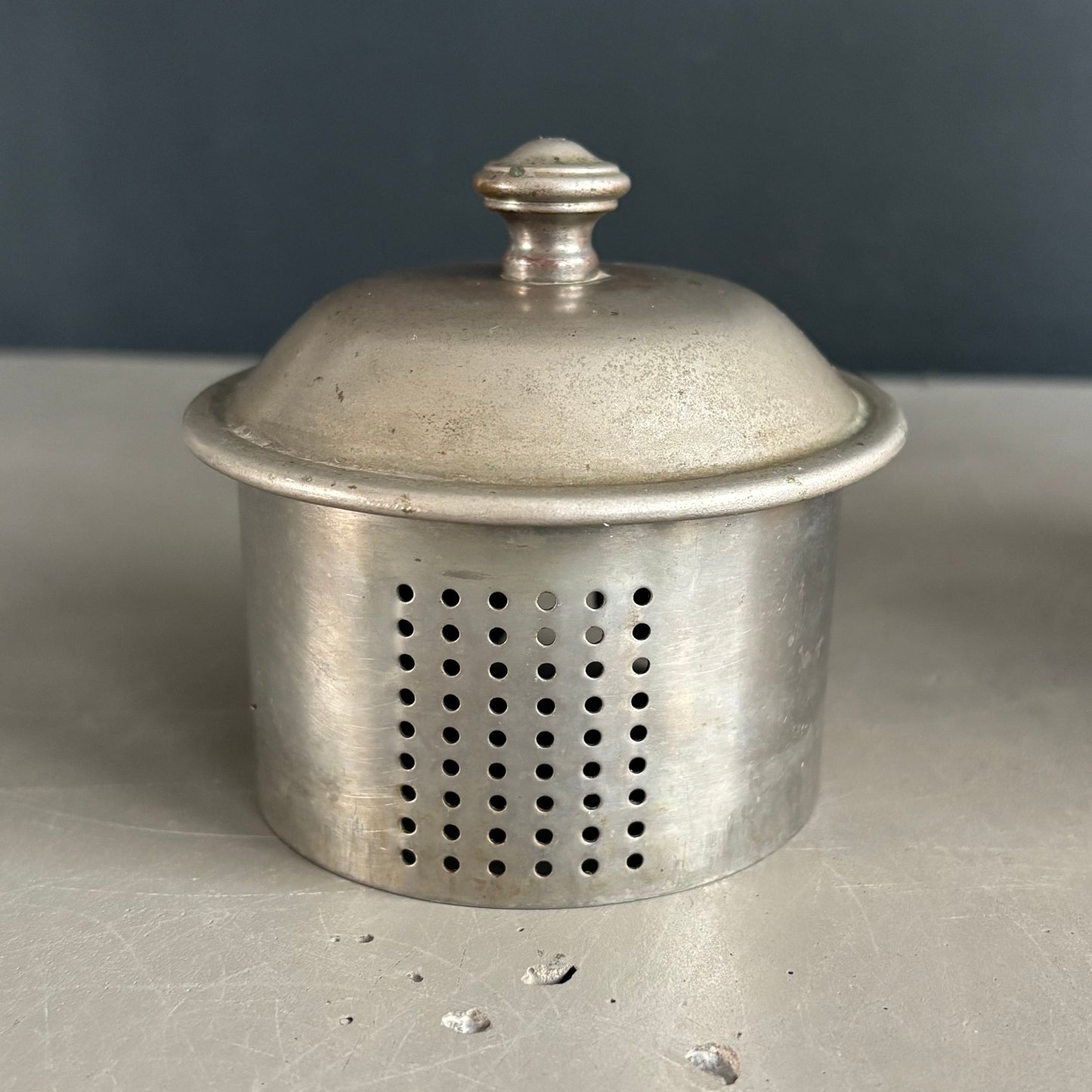 Théière ancienne en faïence et couvercle-filtre en étain - Ref 1250
