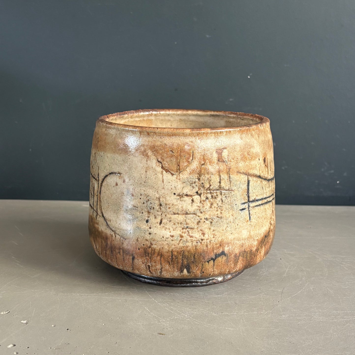 Cache-pot ou vide-poche cylindrique en céramique à motifs gravés signé - Ref 1220