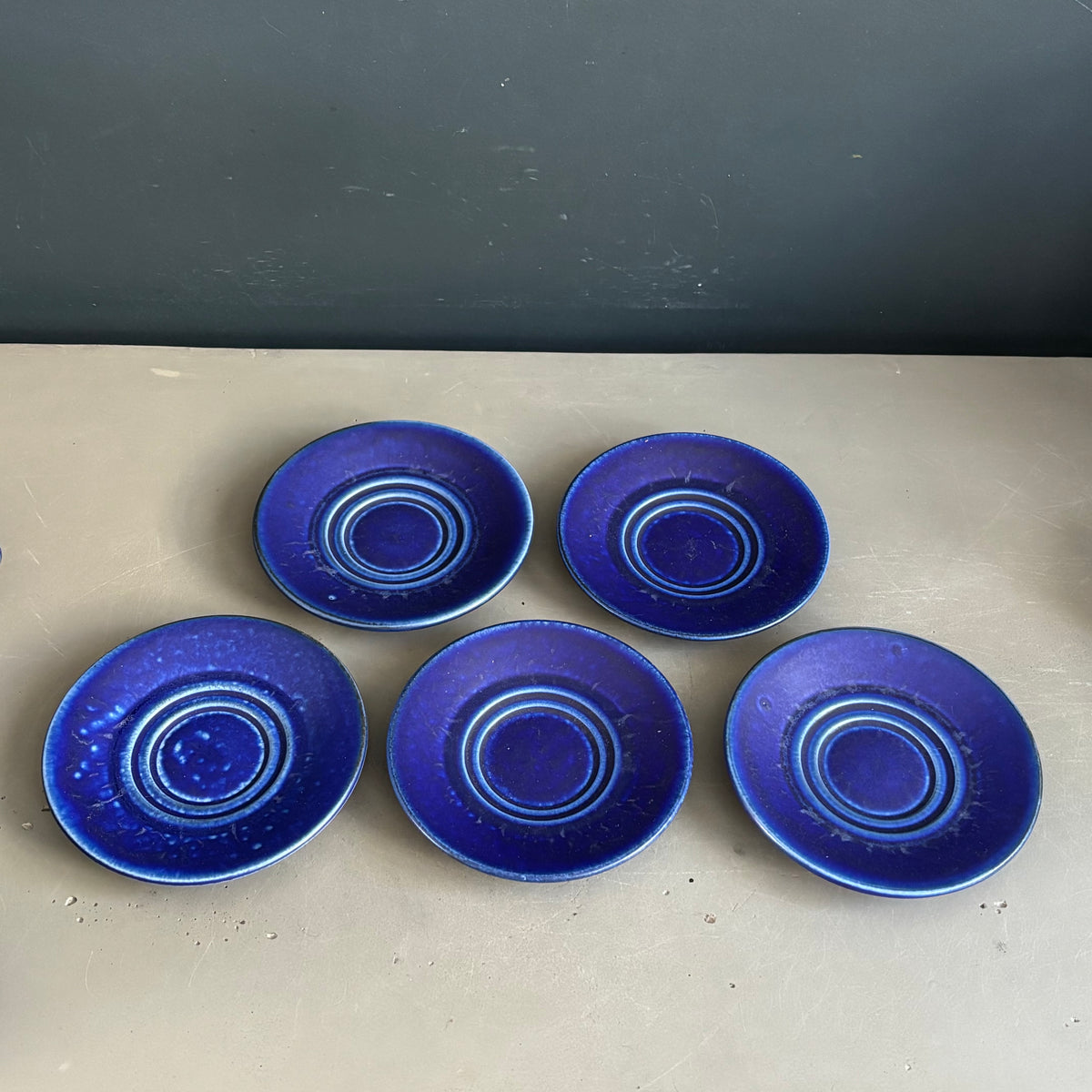 Ensemble de 5 tasses à thé avec soucoupes en céramique bleu Klein - Ref 1393