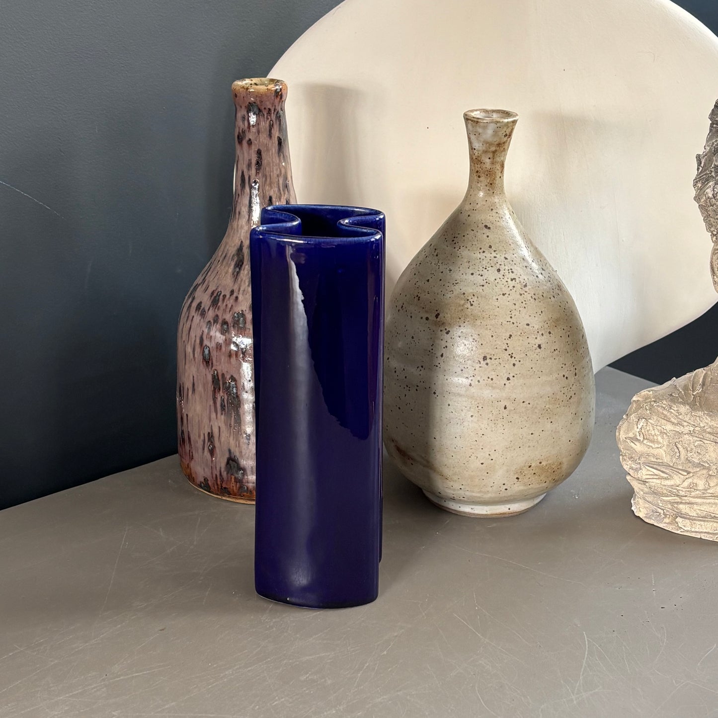 Vase vintage en céramique émaillée bleue Klein - Ref 1278
