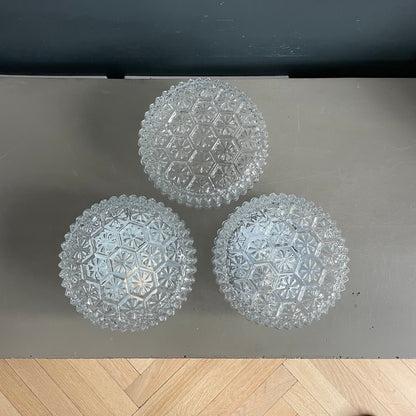 Paire de plafonniers / appliques en verre moulé + 1 globe seul - Ref 1179