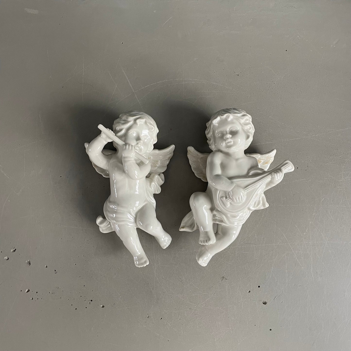 Paire d’anges en porcelaine à suspendre - Ref 1154