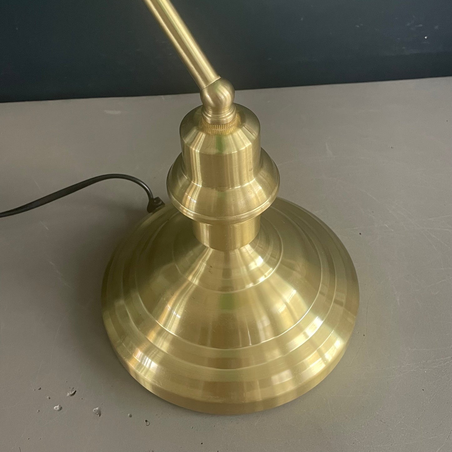 Lampe de bureau abat-jour en verre vert et pied en métal doré - Ref 1188