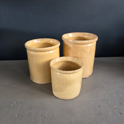 Trio de pots anciens en terre cuite vernissée jaune - Ref 1446