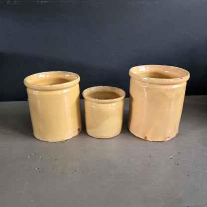Trio de pots anciens en terre cuite vernissée jaune - Ref 1446