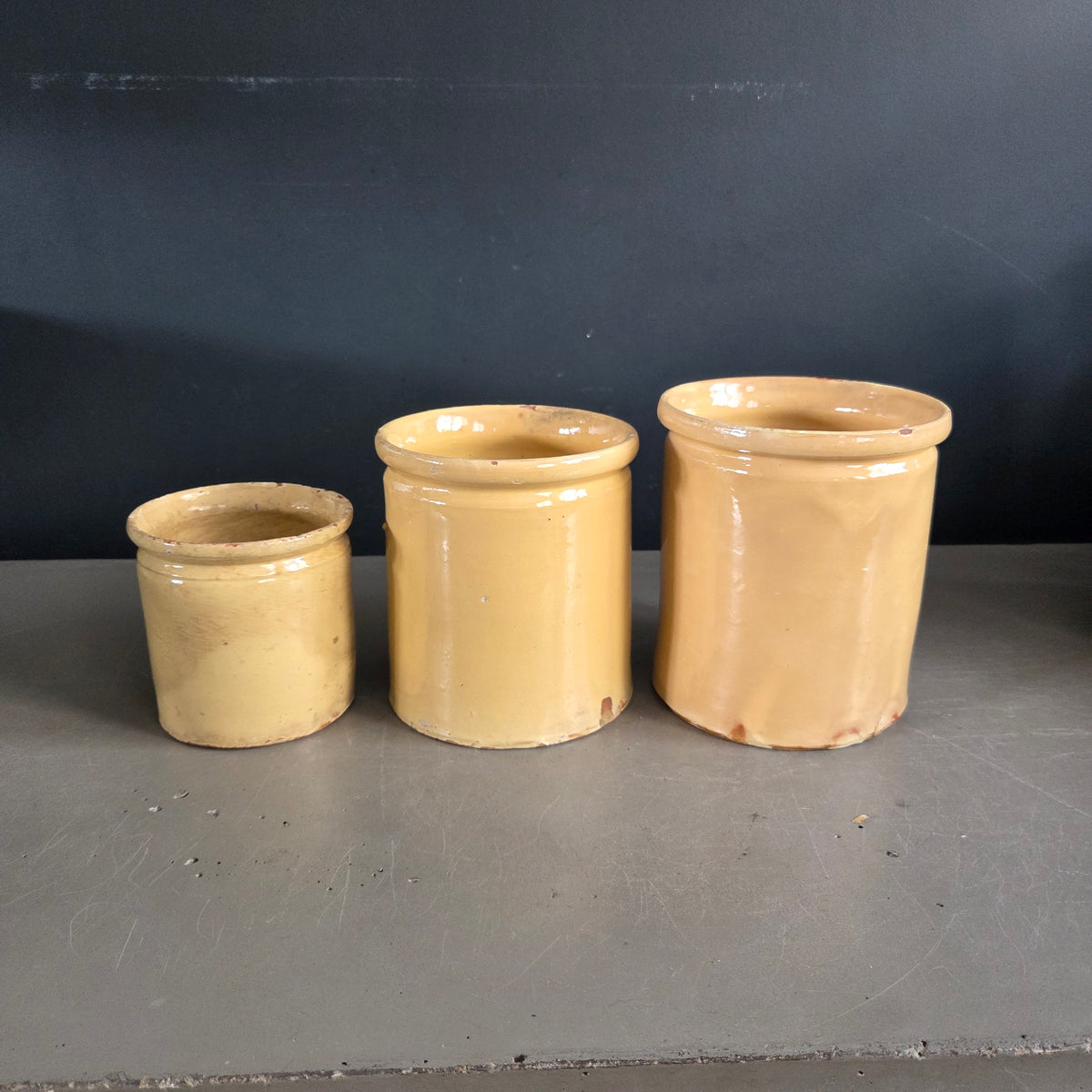 Trio de pots anciens en terre cuite vernissée jaune - Ref 1446