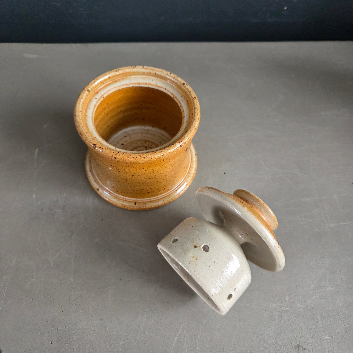 Beurrier en grès émaillé moucheté - Ref 1454