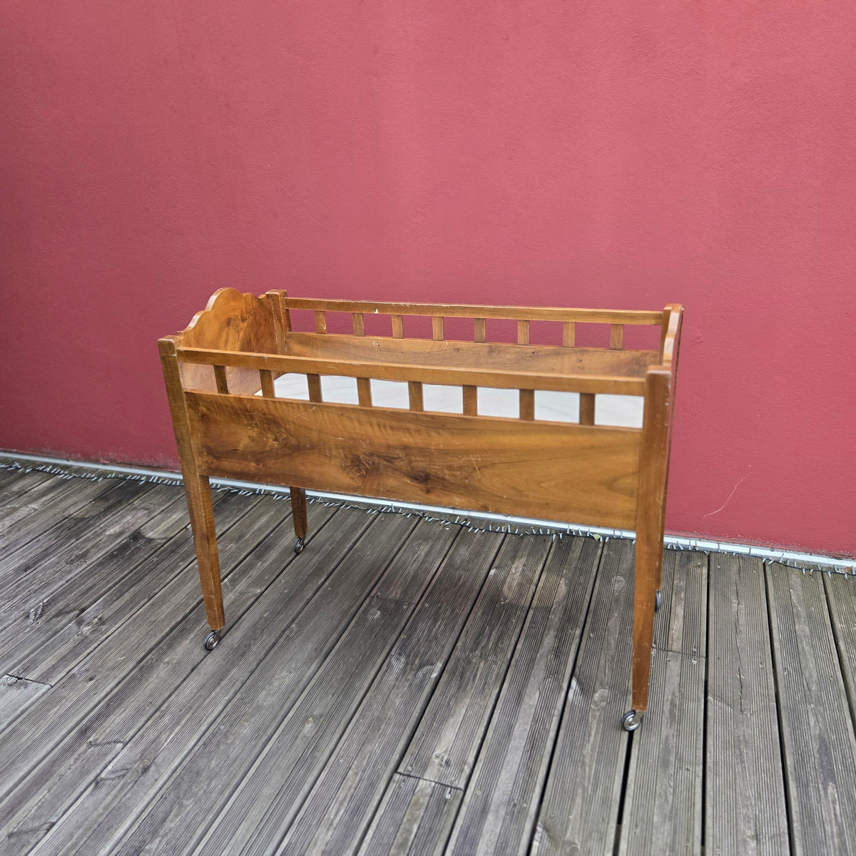 Lit bébé haut en noyer massif sur roulettes – Ref 1462