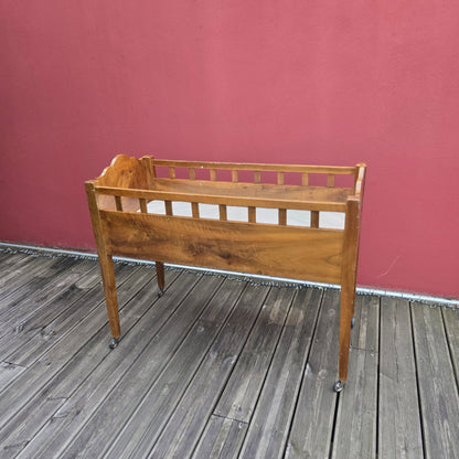 Lit bébé haut en noyer massif sur roulettes – Ref 1462