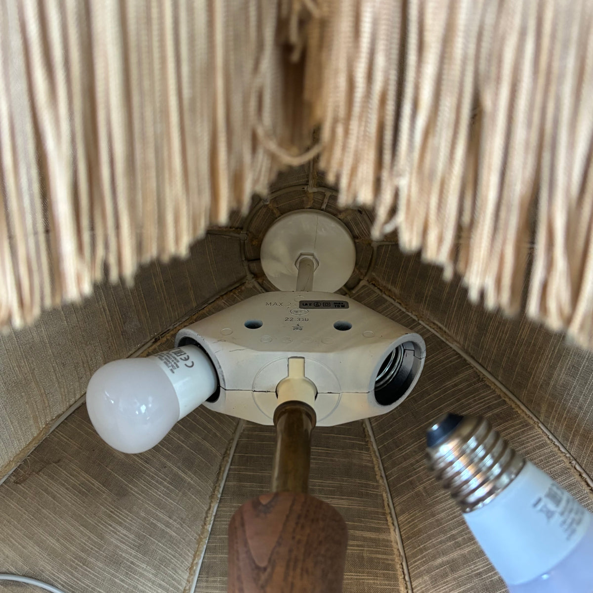 Grande lampe de salon pied bois et abat-jour à franges - Ref 1371
