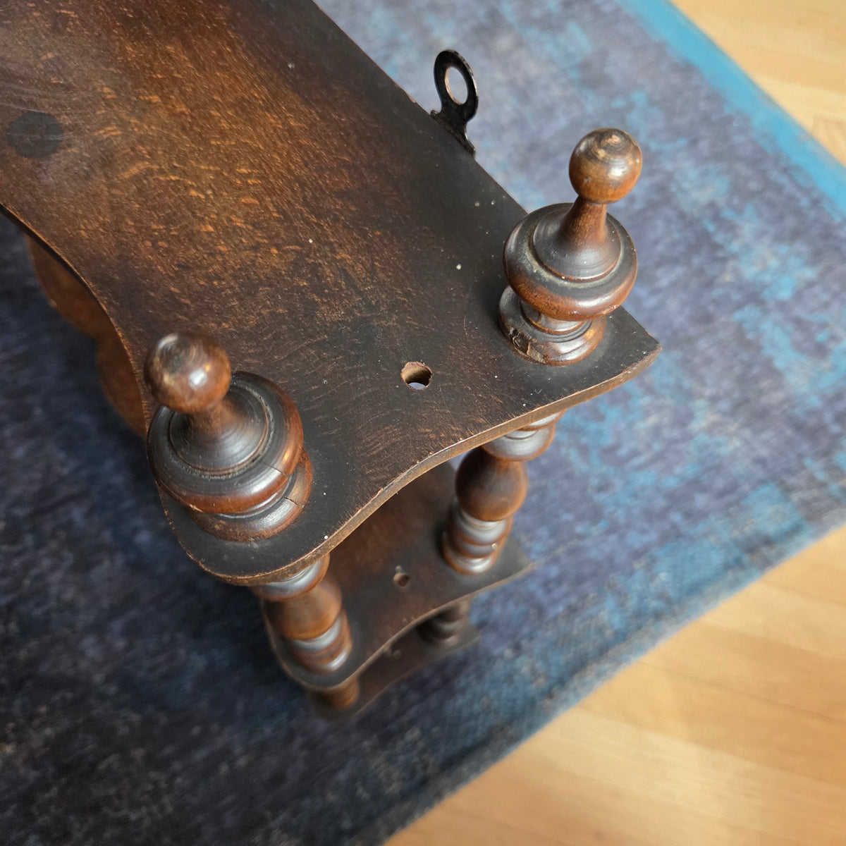 Étagère ancienne à suspendre/ poser en bois tourné - Ref 1464