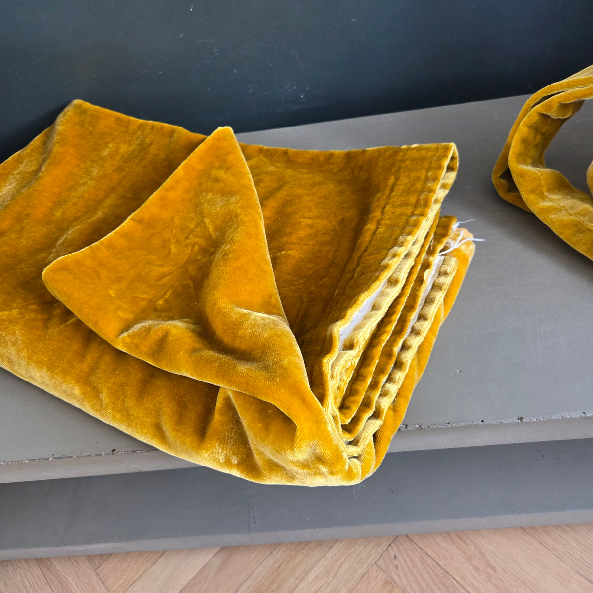 Rideau avec embrasse en velours couleur or / moutarde - Ref 1469