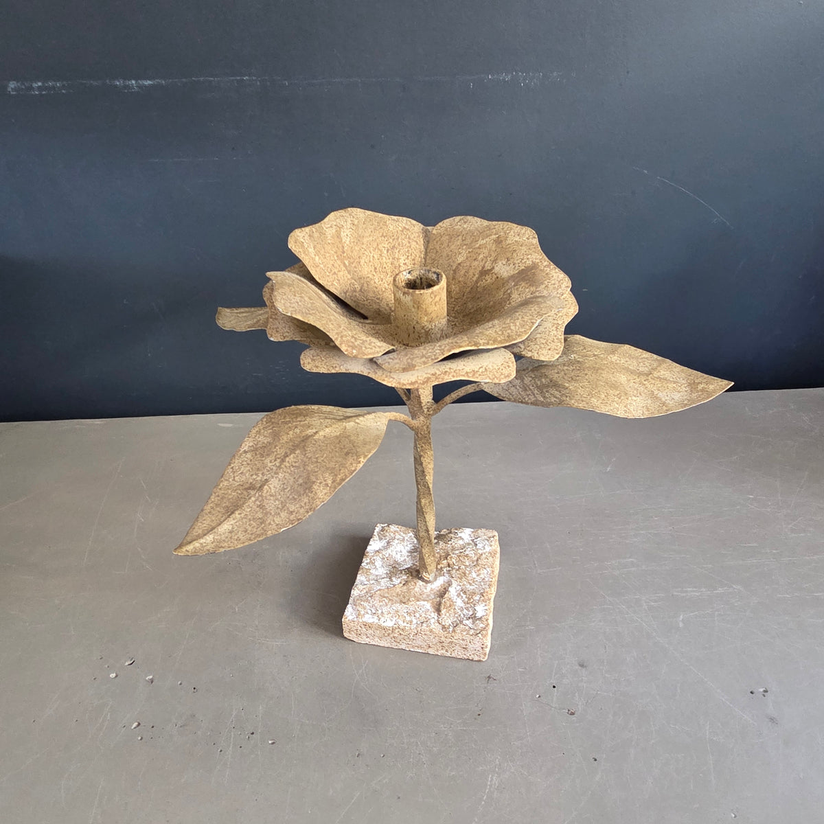 Bougeoir fleur en métal peint avec base en pierre - Ref 1468