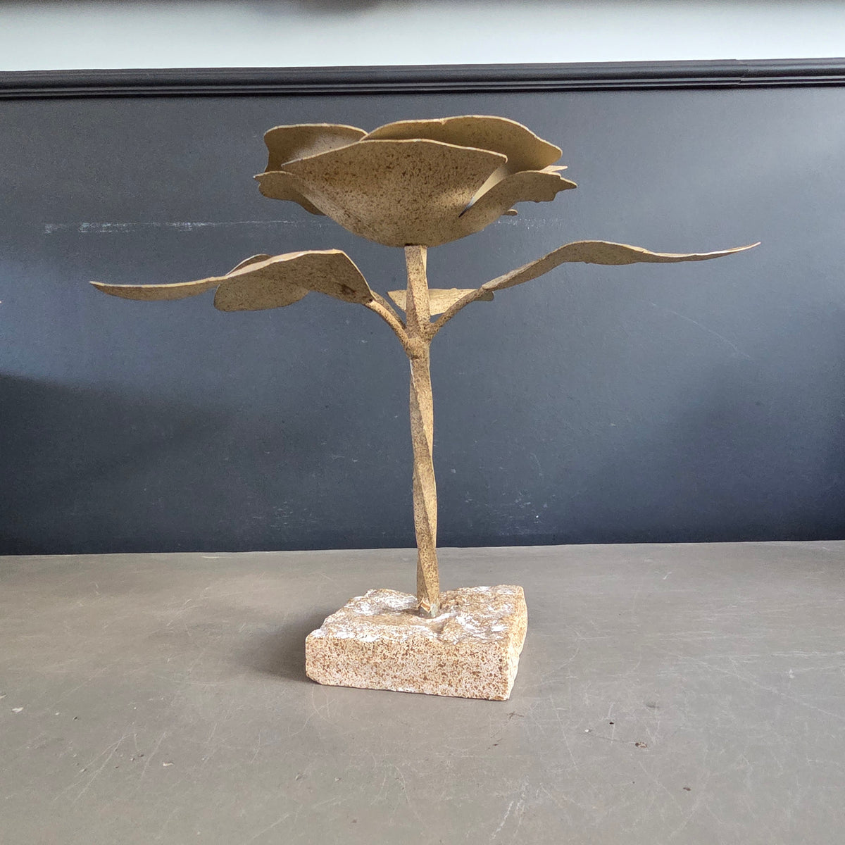 Bougeoir fleur en métal peint avec base en pierre - Ref 1468