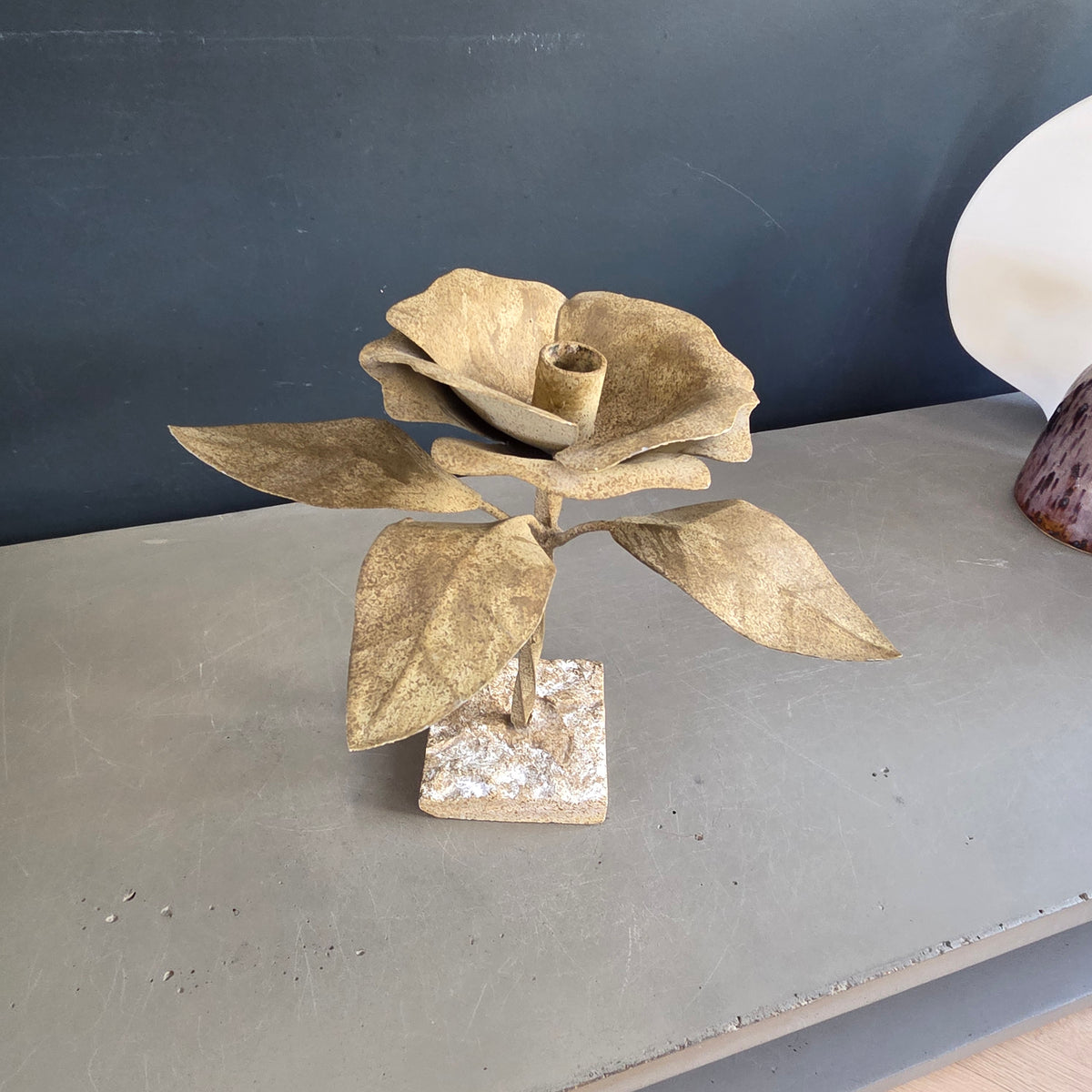 Bougeoir fleur en métal peint avec base en pierre - Ref 1468
