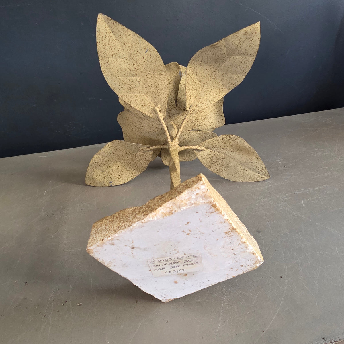 Bougeoir fleur en métal peint avec base en pierre - Ref 1468