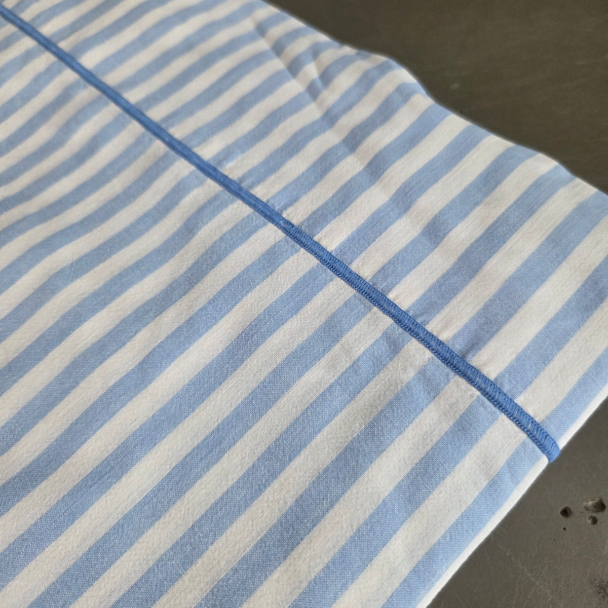 Pièce de tissu rayé bleu layette - Drap ancien 265x165cm - Ref 1479