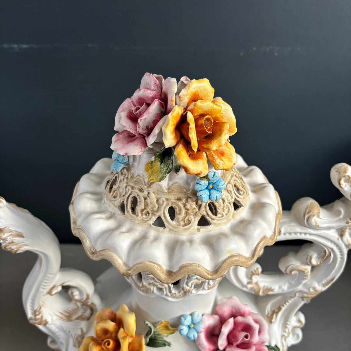 Grande verseuse en céramique et barbotine, Capodimonte, Italie, Années 50 - Ref 1295