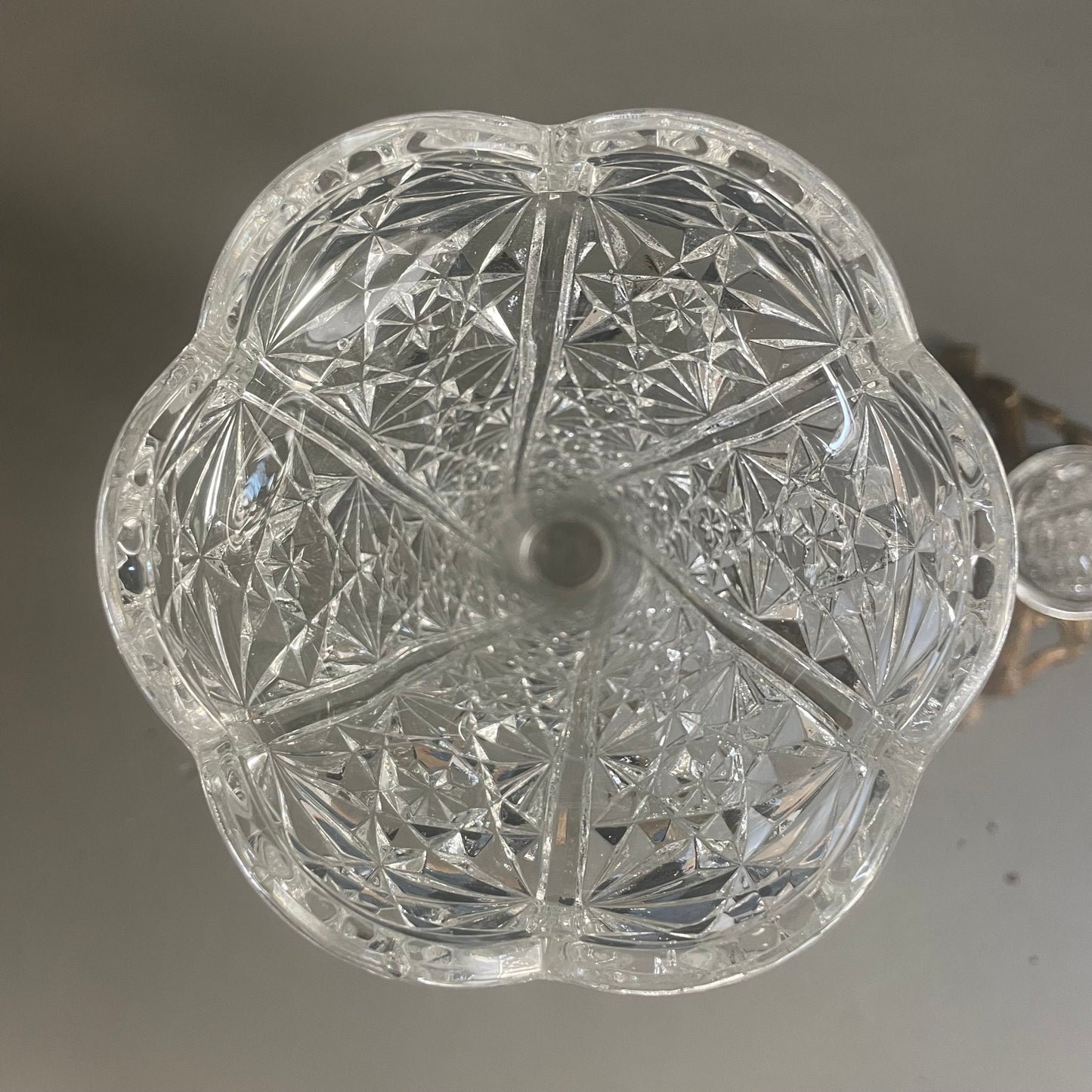 Paire du bougeoirs en régule et verre moulé - Ref 937