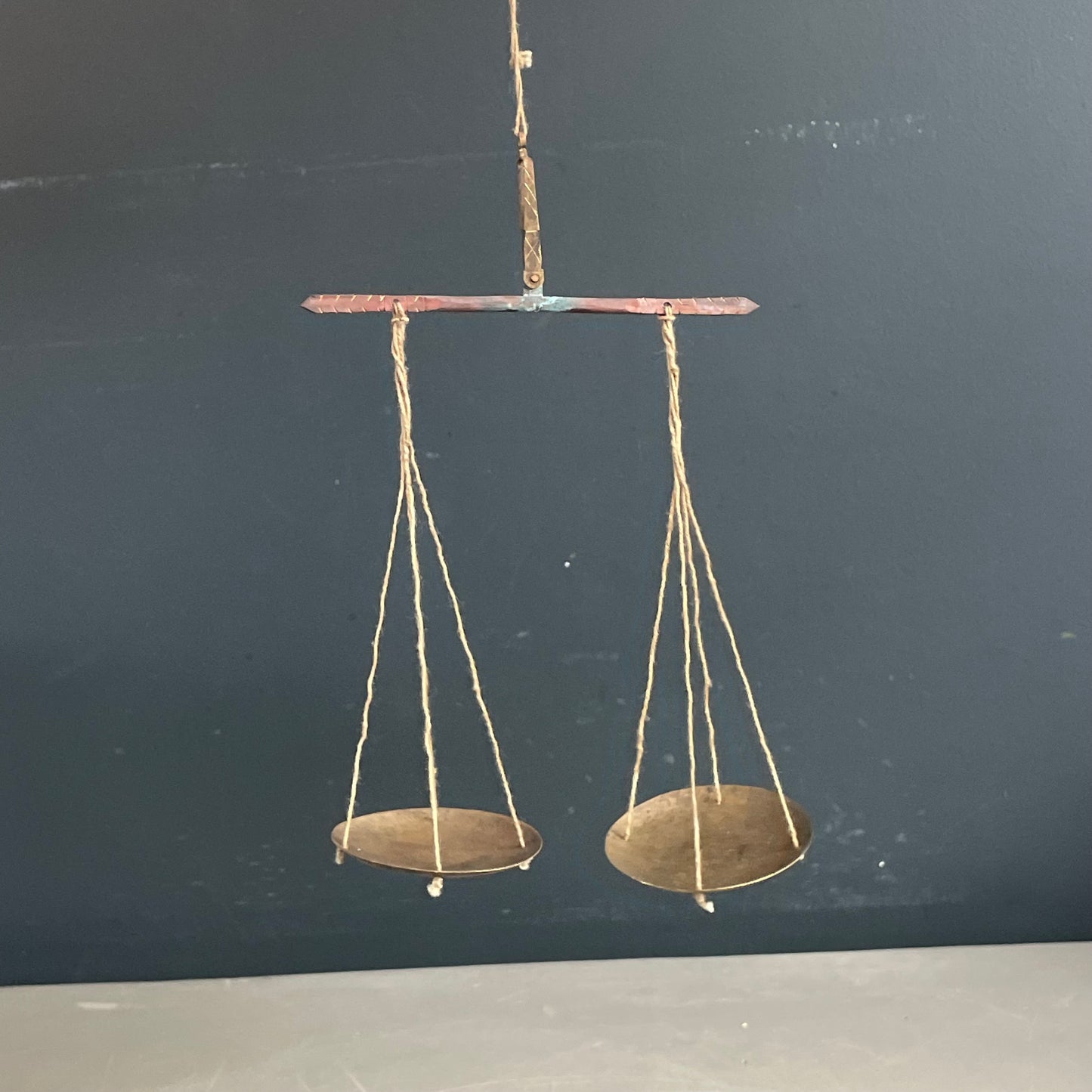 Balance traditionnelle indienne - boîte en bois sculptée éléphants - Ref 1142