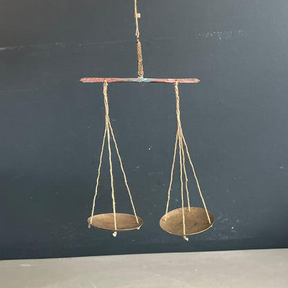 Balance traditionnelle indienne - boîte en bois sculptée éléphants - Ref 1142