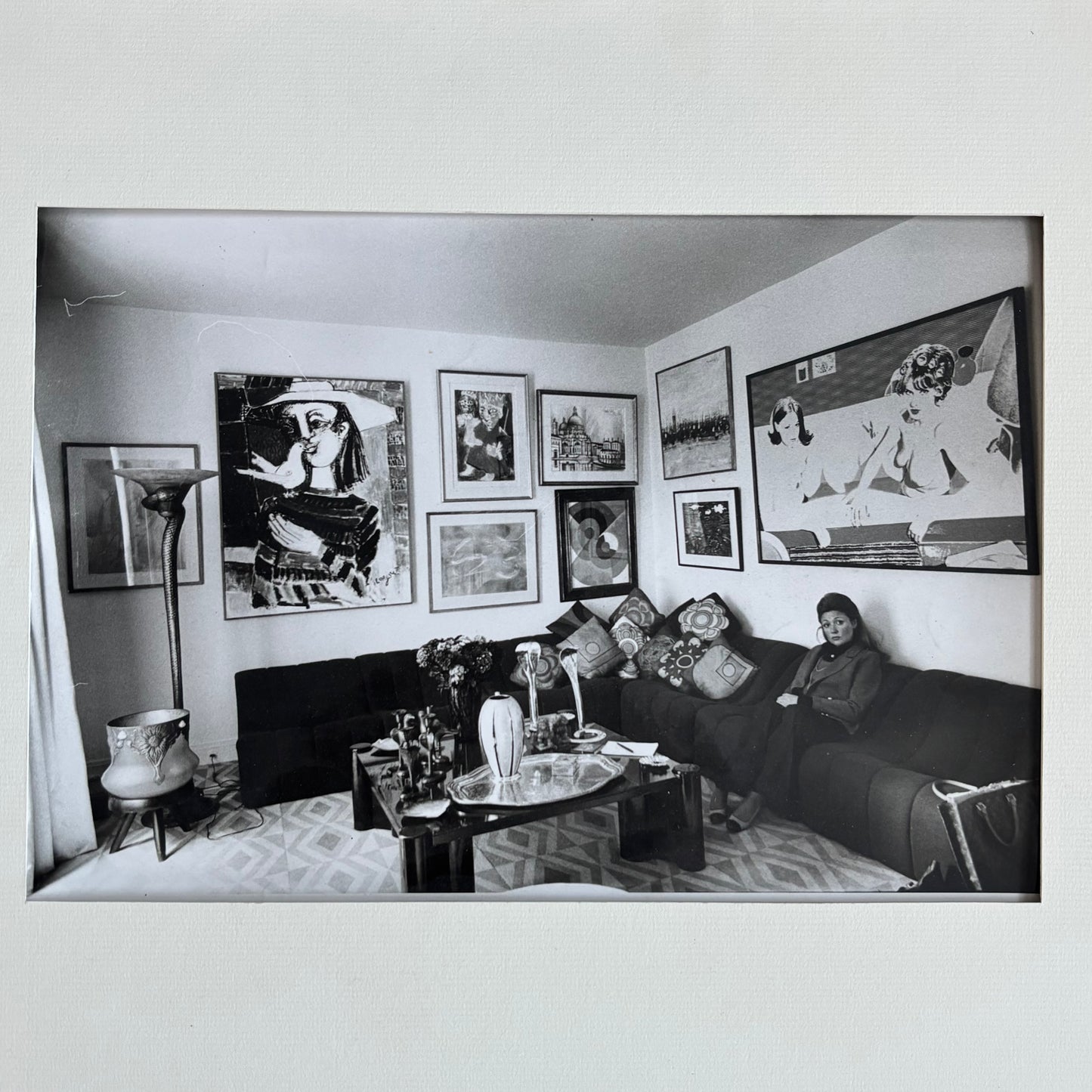 Photographie originale femme dans son salon entourée d’œuvres d’art - Ref 1284