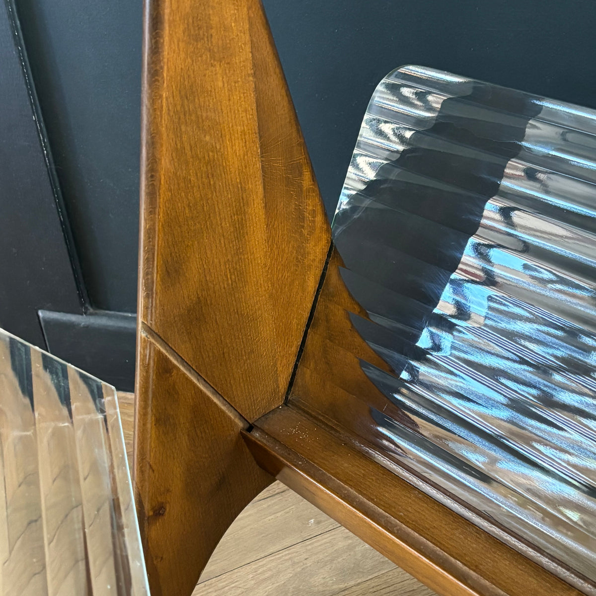 Porte-revues en verre cannelé et bois - années 50 - Ref 1377