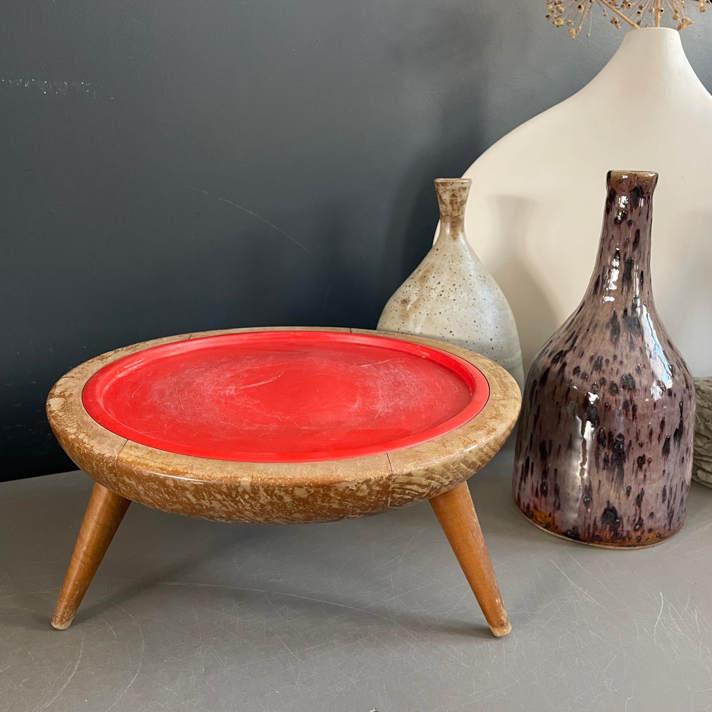 Porte plante pieds compas en bois et plastique rouge - Ref 943