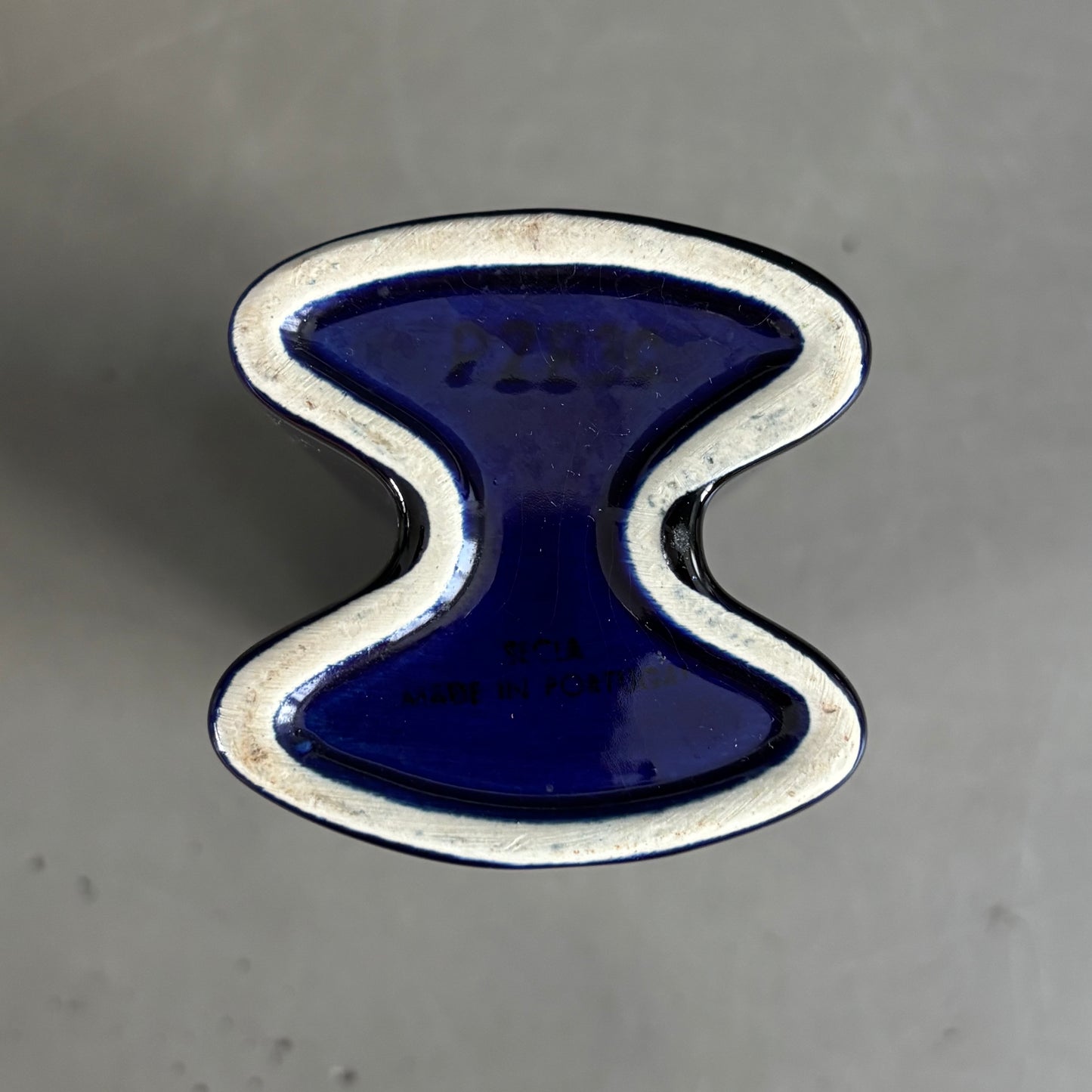 Vase vintage en céramique émaillée bleue Klein - Ref 1278