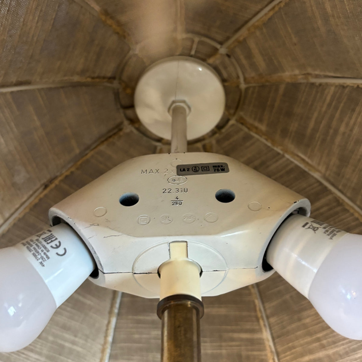 Grande lampe de salon pied bois et abat-jour à franges - Ref 1371